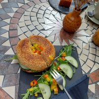 Veganer Veggie Bagel und Carrot Cake at Sums Coffee & Bagel Rüttenscheid in Nordrhein-westfalen