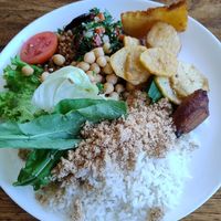 Arroz, salada, grão de bico, tabule, farofa, banana, mandioca e batata chips at Cafe and CIA in Ouro Preto
