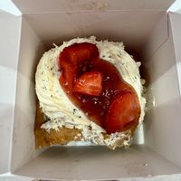Earl grey and strawberry roll  at Lushé | Cinnamon Rolls Barcelona in Barcelona