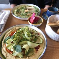 Hummus with Zucchini Tagliatelle, in the back: Hummus „asian forest“ with herbs and mushrooms – both 💚  at Hummus Amamamusi in Krakow