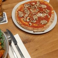 Pizza mit Kapern, Oliven und veganem Käse 
Pizza mit Pilze ohne Käse 
Vegane, glutenfreie Nudeln mit Gemüsesauce at Spizzenzeit Essen in Nordrhein-westfalen