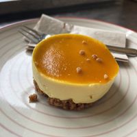 Vegan mango mousse cake  at Strandvejsristeriet in Helsingoer
