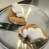 Rollo de canela partido por la mitad at Alterna - Mostrador in Barcelona