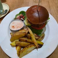 Veganer Burger mit wedges at The Fragrance of the Heart in Heidelberg