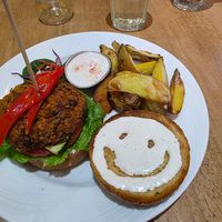 Veganer Burger mit Wedges at The Fragrance of the Heart in Heidelberg