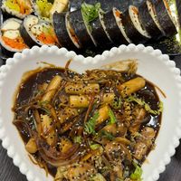 Jjajang tteokbokii y kimbap veganos at Hansik Market & Restaurant in Región Metropolitana