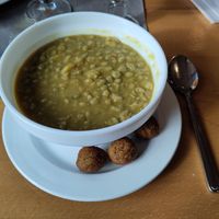 Vegane Erbsensuppe mit Falafel. Große Portion at Kloster Gaststätte in Nordrhein-westfalen