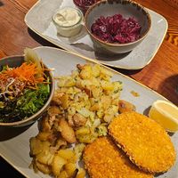 veganes Schnitzel, Bratkartoffeln auf Anfrage ohne Speck, Rotkraut at Schweinske Restaurant in Hamburg Neugraben in Hamburg