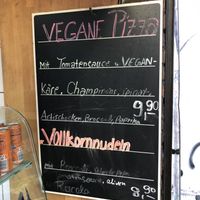 Schild vegane Pizza / sign on vegan pizza  at Piccolo Della Mama in Cologne