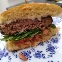 Hamburguesa en pan brioche y crema de "queso" at Vegan Rock in Sevilla