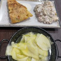 Tapa de tortilla,ensalasilla y calabacín en vinagre  at Vegan Rock in Sevilla