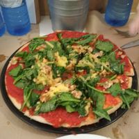 Pizza de espinacas y nueces con masa sin gluten  at Vegan Rock in Sevilla