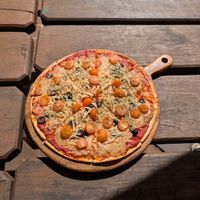 Vegan cheese! Margherita + olives at The Federal Hotel in Childers