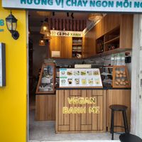 Looking in at Bánh Mì XANH - 148B Đề Thám in Ho Chi Minh City