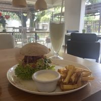 Mexicanisima burger, fries and ginger lemonade  at Sanissimo Bio in Cali