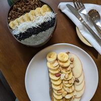 Black sesame bowl and banana/apple toast at An Mộc Nhiên in Da Nang