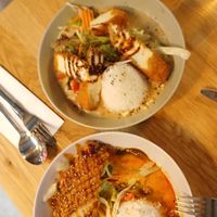 oben: Gemüse in Erdnussoße, Sesamreis, extra knuspriger Tofu
unten: 
Rotes Curry Gemüse mit extra veg. Hähnchen at Da Nang Vegan in Essen