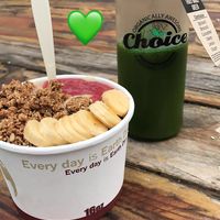Vanilla Spicy Amor and Truly Madly Green juice at Choice Superfood Bar & Juicery in Carlsbad
