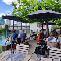 Outdoor seating at da PONE in Zurich