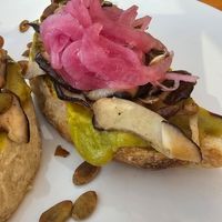 Toast Shitake (Vegano)

Pão Multigrãos de 24h fermentação natural,, Cogumelos Shitake, Maionese de abacate at DCASA Café in Minas Gerais