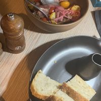 oben griechischer Salat mit eingelegten Zwiebeln (bestellt ohne Feta), unten Sauerteigbrot mit fantastischem Schnittlauchöl  at Mastelo Restaurant & Bar in Lefkada