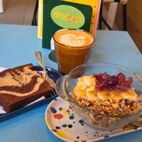 Yogurt bowl, marmalade cake, soya latte at antirush | speciality coffee in Malaga