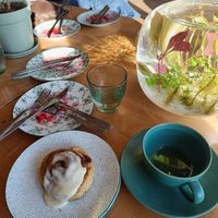 Sour dough cinnamon roll, topped with vegan white chocolate at Kattopuutarha in Pirkanmaa