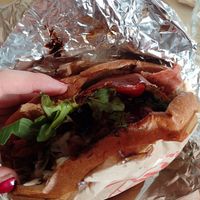 Palermo Kebab - tolle Idee, aber mit Balsamico Creme zu trocken in Verbindung mit Erbsen-Vleisch at Crunchy Vegan Kebab in Gottingen