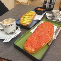 Tostada con tomate. Tostada con aguacate at Racó Alacantí in Comunidad Valenciana