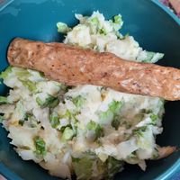 Kartoffeln und Endivie Salat mit Vurst at Finkenkrugs Brauküche in Nordrhein-westfalen