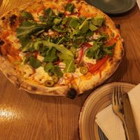 Pizza mit Paprika, Brokkoli, Oliven, karamelisierten Zwiebeln, Rucola at Ornella Pizza Artesanal in Bogotá