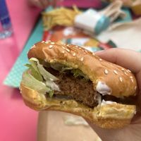Veganer Burger mit leckerem dicken Patty  at Porky Pig Diner in Comunidad De Madrid
