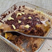 Tarte de limão, chocolate e biscoito at Café Raízes in Coimbra