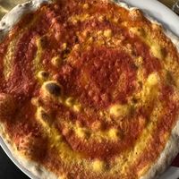 Pizza rossa  at Trattoria Pizzeria da Gino alla Villetta in Lazio