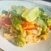 Rice Thai noodles with red curry and wok fried veg with cashews   at Koala brunch in Nuevo León