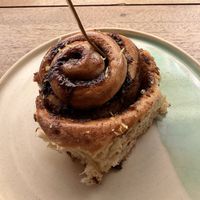 Vegan cinnamon roll   at Tiger & Chick - Coffee and Delights in Lisboa