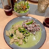 Green curry with vegan chicken & tricoloured rice + small salad & blackberry juice  at Alte Schmiede in Dettelbach