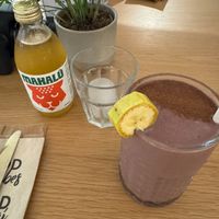 Kombucha + Gloton (banana/chocolate) smoothie at Almalibre Açaí House 💜 Perez Pujol in Valencia