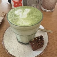 Matcha latte at Almalibre Açaí House 💜 Perez Pujol in Valencia