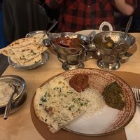 Baingan Bartha, Saag Aloo, Naan met look.   at Masala Indian Restaurant in Vlaanderen