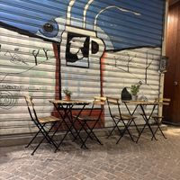 Einige wenige Sitzplätze im Mercato Albani  at Zem Market in Bolognana