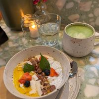 Tropical chia pudding with an oat milk matcha latte at BodyBuddy Café Masthuggskajen in Västra Götalands Län
