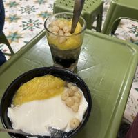 Tao Pho Do Xahn desert on the leftt  at Xôi chè bà Thìn in Hà Nội