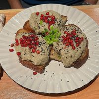 Geröstetes Brot mit Auberginencreme und Granatapfelkernen at it's me - vegane Auszeit in Baden-wuerttemberg