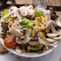 L'éntree, une salade énorme at Les Embruns in Paris
