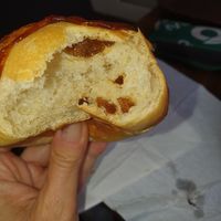 Panino dolce con glassa di frutti di bosco e uvetta at Pasticceria Vale in Toscana