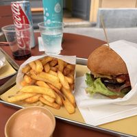 538 Burger mit Fries (Menü)  at Junk's Food So Good in Milan