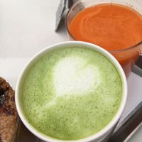 Matcha mit Hafermilch und Sunrise Juice  at GuMo4u in Nordrhein-westfalen