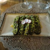 Tataki di tempeh grigliato con aceto balsamico di Modena (I.G.P) in crosta di pistacchi di Bronte (D.O.P.) su letto di cipolla caramellata at Moon in Siracusa