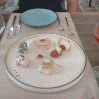 Vegane Käseplatte mit Mozzarella, geräuchertem Ricotta, Frischkäse und Parmesan at Moon in Siracusa